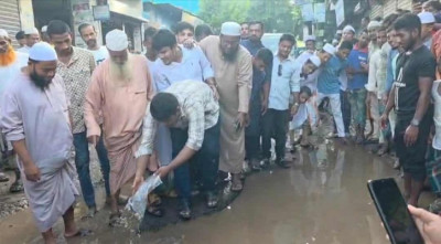 ভাঙা রাস্তায় জমে থাকা পানিতে মাছ ছেড়ে প্রতিবাদ হাসনাত আবদুল্লাহর